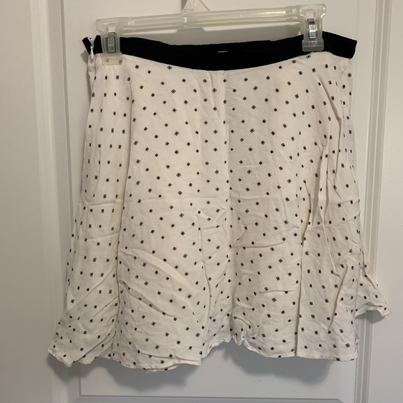 Black and white skirt - Picture 2 of 3